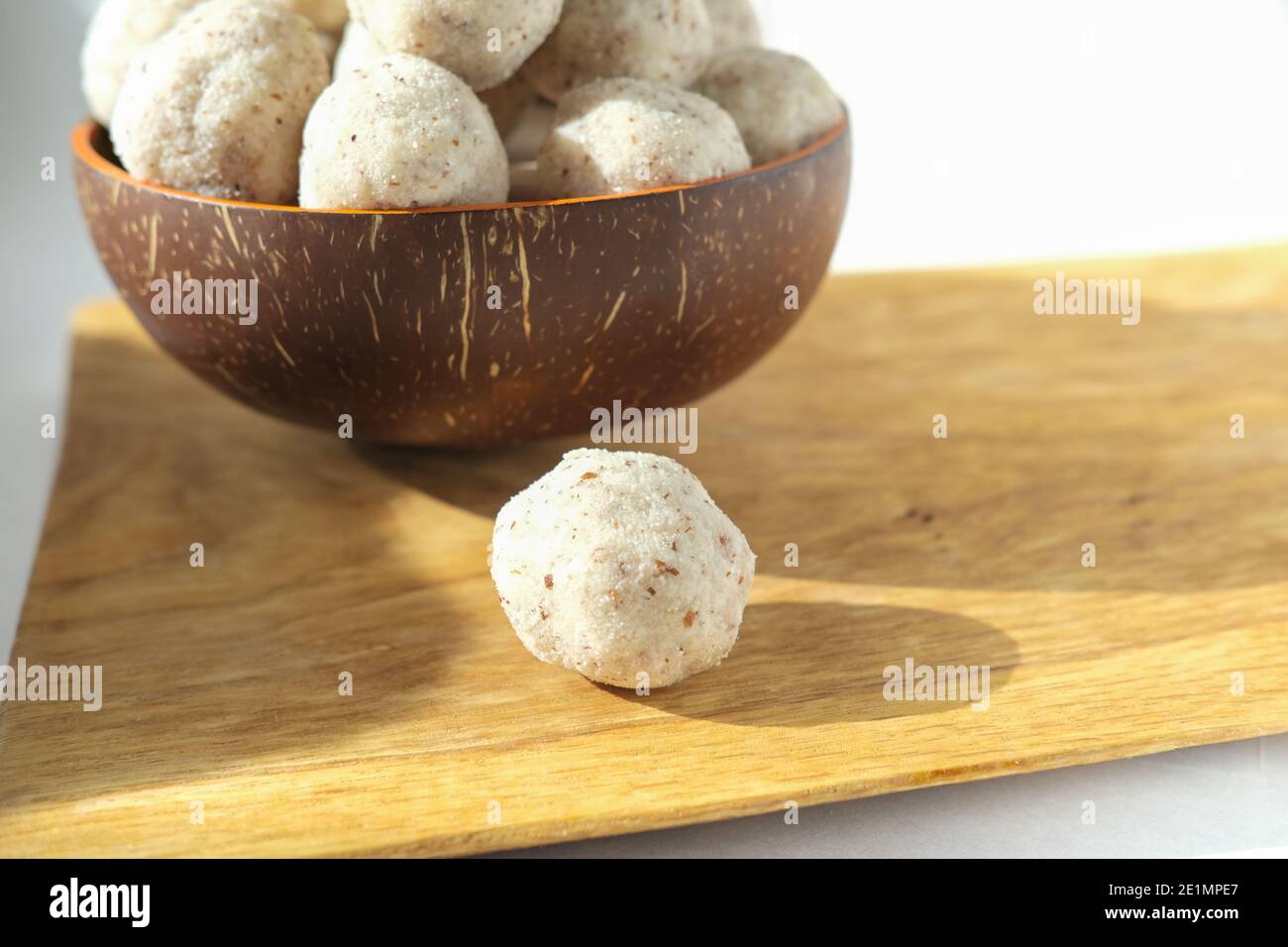 Hausgemachte Kokosnusskugeln mit Mandel. Gesundes zuckerfreies Konzept. keto Diät Rezept. Stockfoto