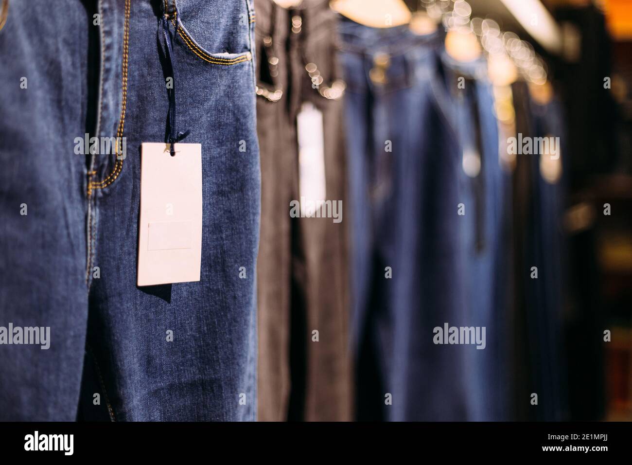 Jeans-Reihe. Jeansgeschäft in einem Einkaufszentrum. Denim-Verkäufe. Blaue und schwarze Hose. Stockfoto