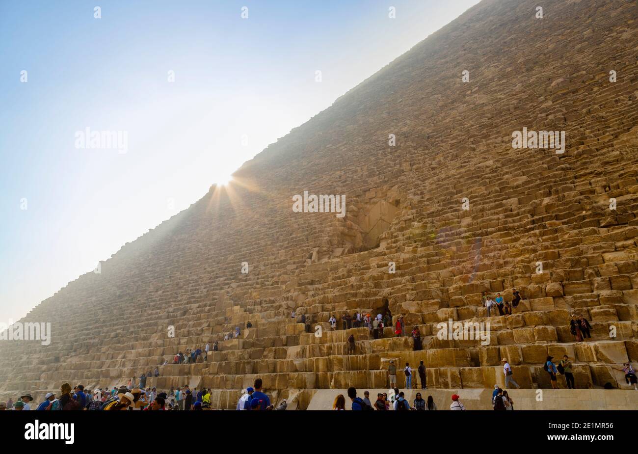 Touristen versammeln sich am Eingang zur Großen Cheops-Pyramide (Khufu) im Gizeh-Pyramidenkomplex (Gizeh-Nekropole) auf dem Gizeh-Plateau, Kairo, Ägypten Stockfoto