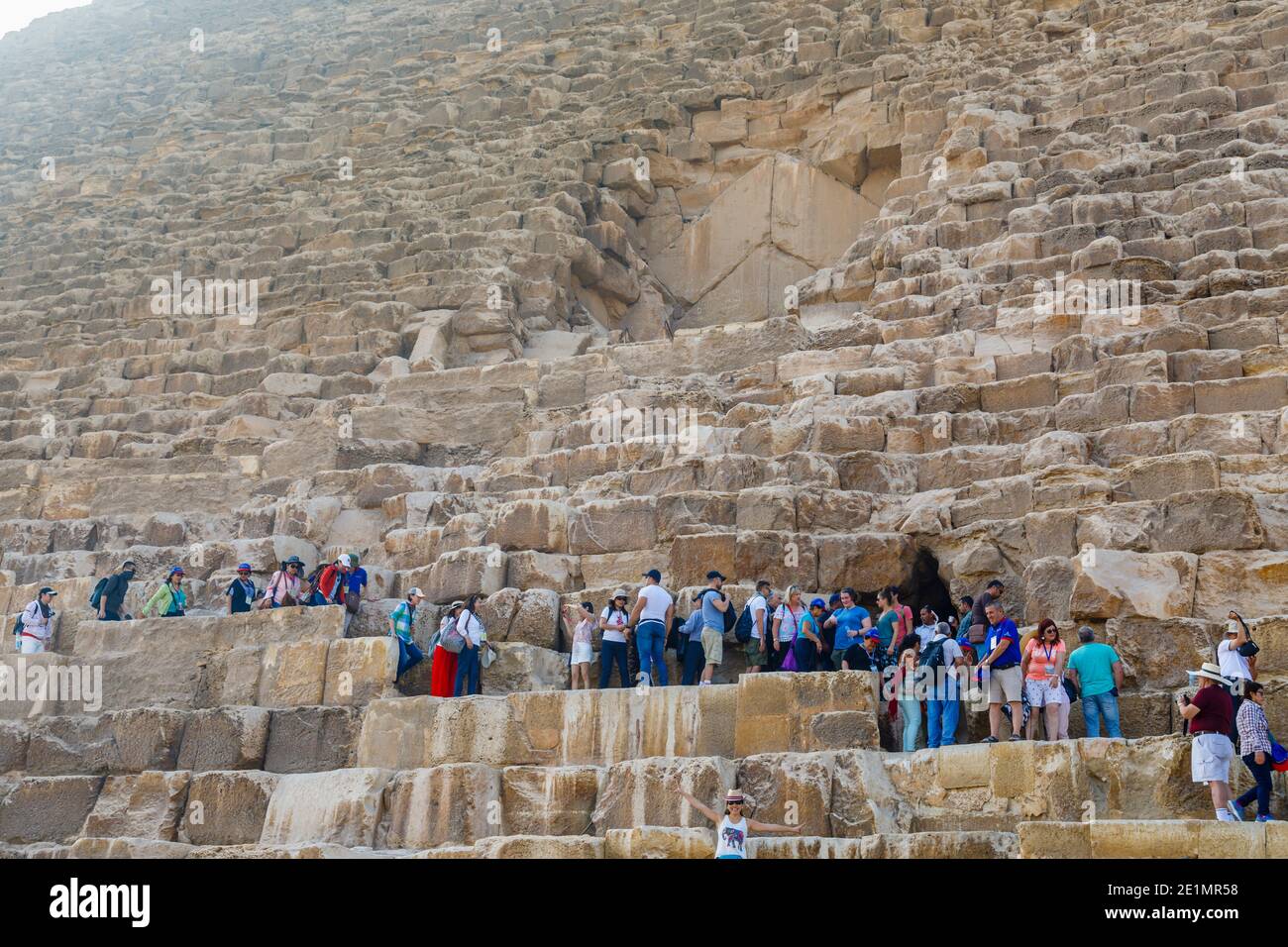 Touristen versammeln sich am Eingang zur Großen Cheops-Pyramide (Khufu) im Gizeh-Pyramidenkomplex (Gizeh-Nekropole) auf dem Gizeh-Plateau, Kairo, Ägypten Stockfoto