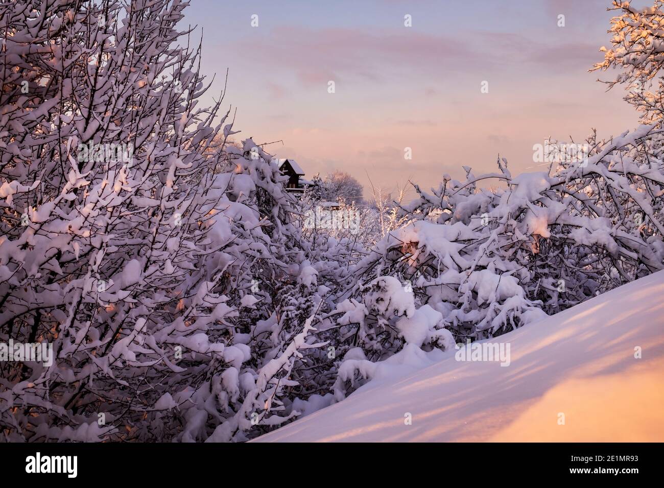 Winterlandschaft bei Sonnenuntergang. Blick vom Dach mit Schnee bedeckt Stockfoto