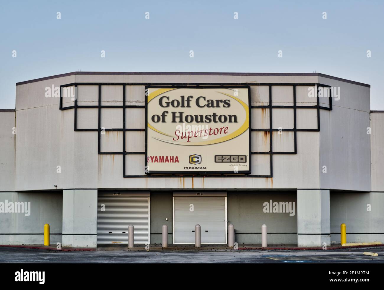 Houston, Texas USA 01-01-2021: Golf Cars von Houston Storefront in Houston, TX mit Parkplatz im Vordergrund. Stockfoto