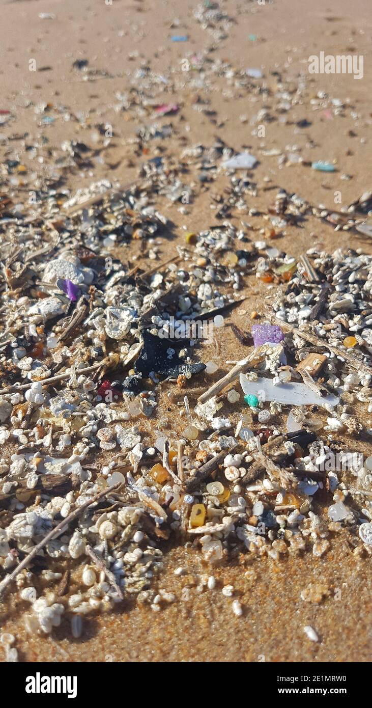 Plastikmüll und Mikroplastik am Ufer gewaschen Der atlantische Ozean Stockfoto