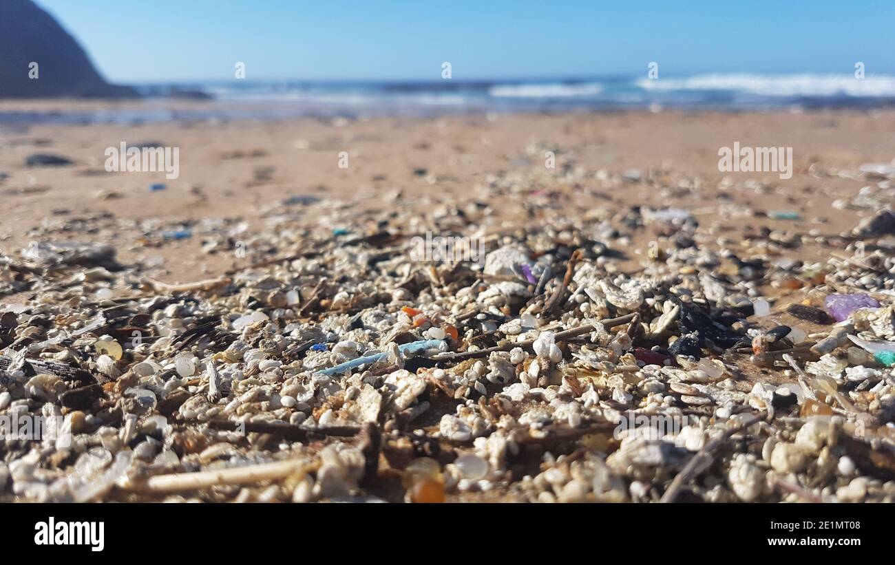 Plastikmüll und Mikroplastik am Ufer gewaschen Der atlantische Ozean Stockfoto