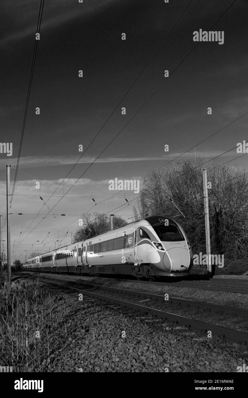 LNER, Azuma 800 Klasse Zug vorbei Offord Cluny Dorf, East Coast Main Line Railway, Cambridgeshire, England, UK Stockfoto