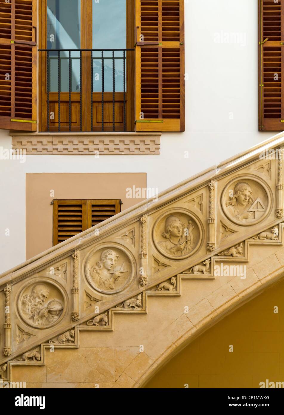 Alte geschnitzte Treppe und Fensterläden in der Sa Portella Bezirk der historischen Altstadt in Palma Mallorca Balearen Inseln Spanien Stockfoto