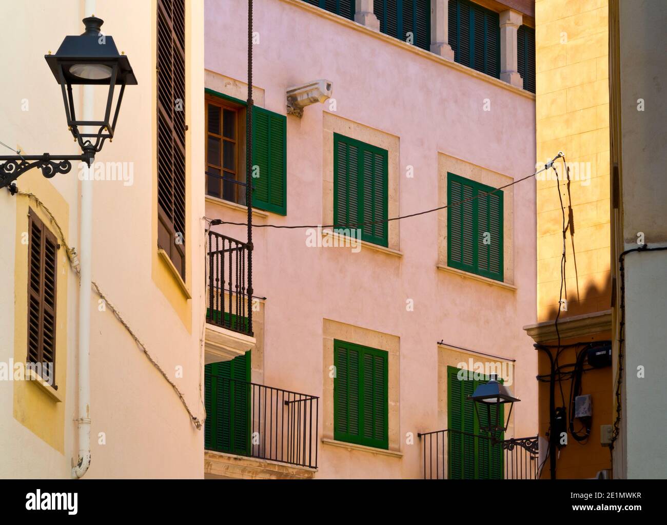 Enge Gassen mit Häusern und Fensterläden in der Sa Portella Bezirk der historischen Altstadt von Palma Mallorca Balearen Spanien Stockfoto