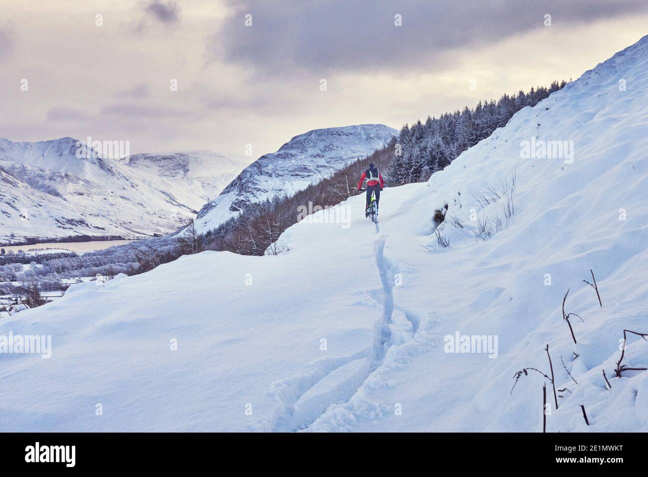 Mountainbiken im Neuschnee, in der Nähe von Loweswater, dem Lake District Stockfoto