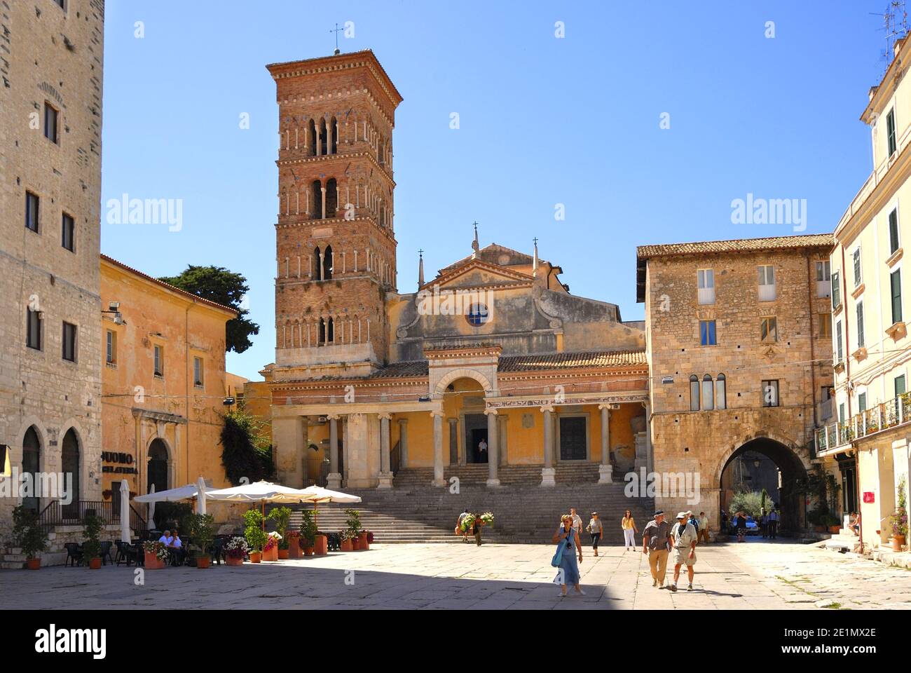 Terracina, Latium, Italien. Piazza Municipio. Kathedrale von San Cesario / Saint Caesarius Stockfoto