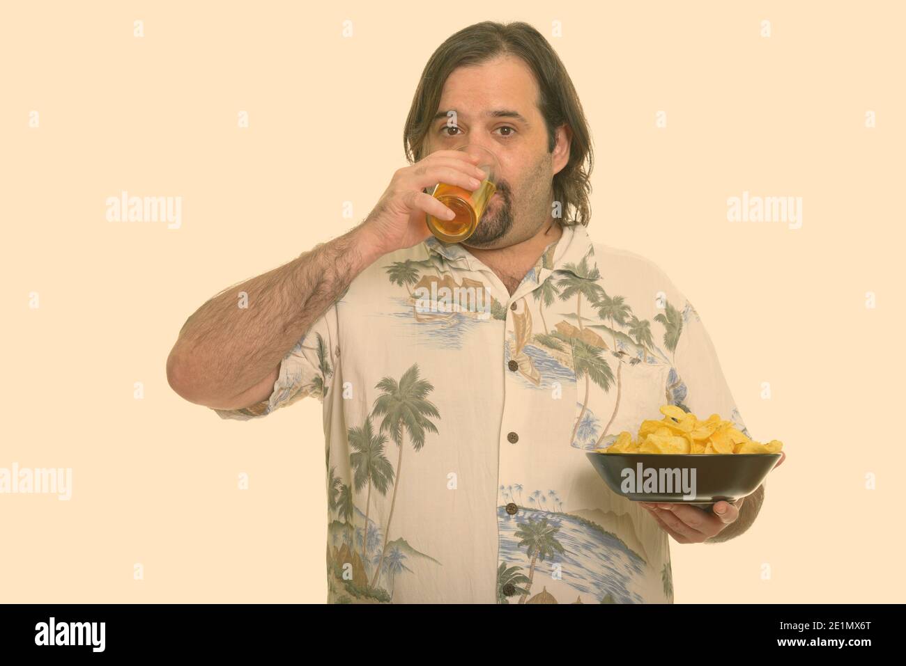 Fat kaukasischen Mann Bier trinken und halten Schüssel Chips Bereit für den Urlaub Stockfoto