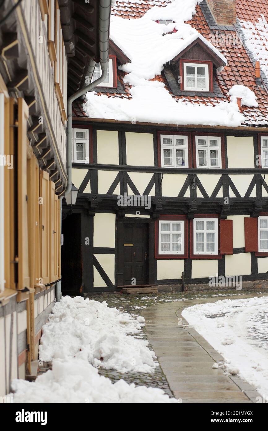 Wernigerode, Deutschland. Januar 2021. Schnee liegt auf den Dächern von Häusern. Mit dem Einsetzen des Tauwetters besteht die Gefahr fallender Schneemassen, auch Dachlawinen genannt. Hausbesitzer verwenden Schilder, um die vorbeifahrenden Menschen auf die Gefahr aufmerksam zu machen. Quelle: Matthias Bein/dpa-Zentralbild/ZB/dpa/Alamy Live News Stockfoto