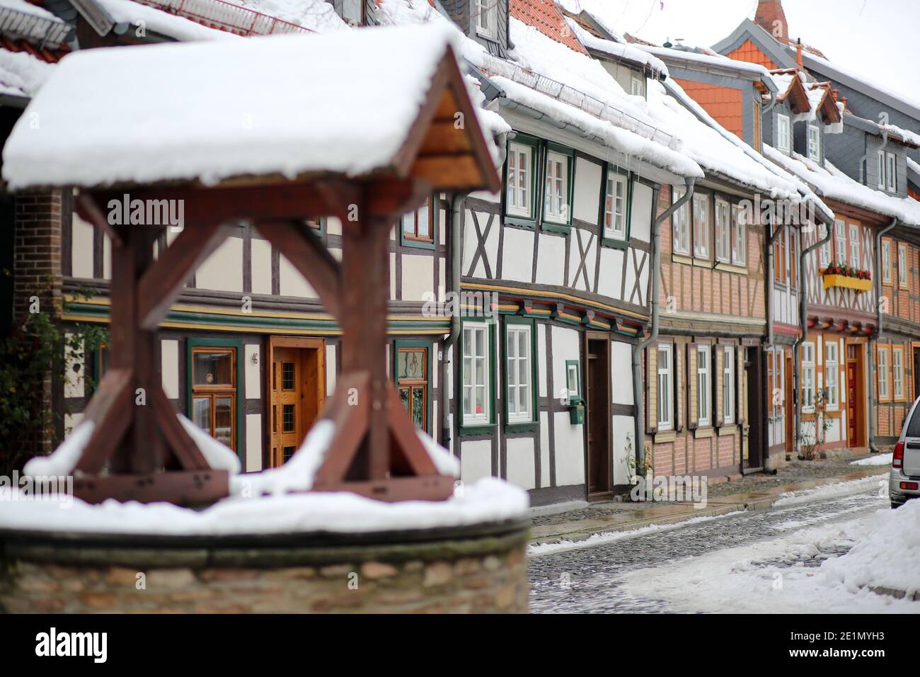 Wernigerode, Deutschland. Januar 2021. Schnee liegt auf den Dächern von Häusern. Mit dem Einsetzen des Tauwetters besteht die Gefahr fallender Schneemassen, auch Dachlawinen genannt. Hausbesitzer verwenden Schilder, um die vorbeifahrenden Menschen auf die Gefahr aufmerksam zu machen. Quelle: Matthias Bein/dpa-Zentralbild/ZB/dpa/Alamy Live News Stockfoto