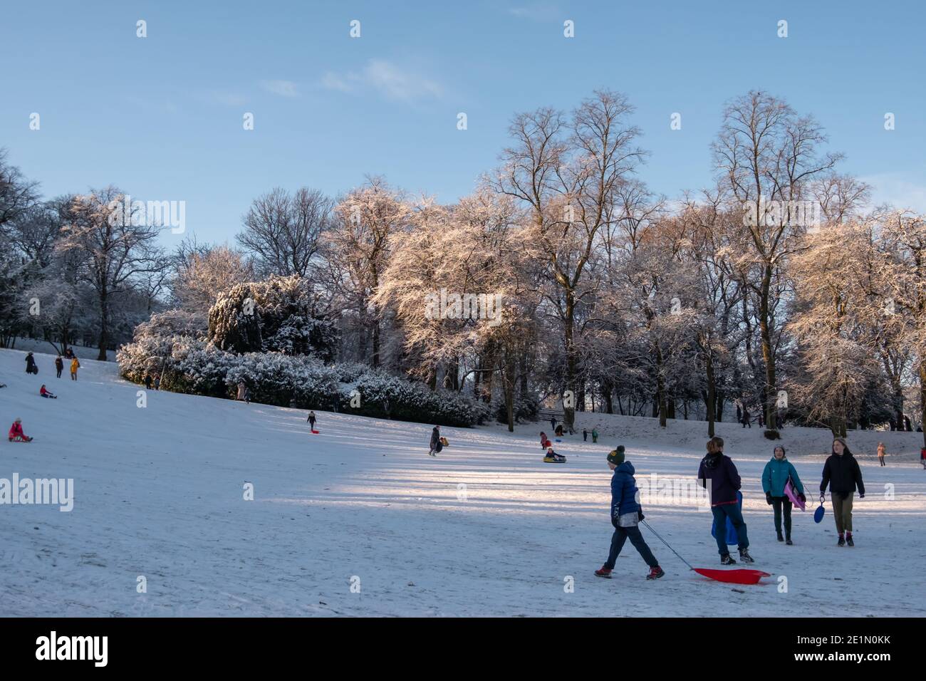 Glasgow, Schottland, Großbritannien. Januar 2021. UK Wetter: Rodeln im Queen's Park. Kredit: Skully/Alamy Live Nachrichten Stockfoto