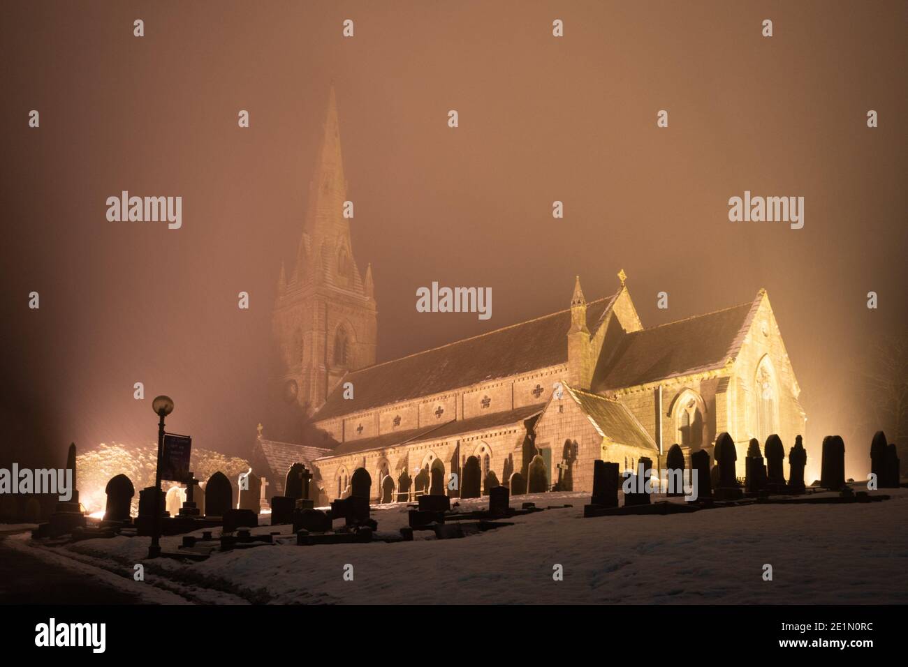 St. Peter's Church, Belmont, Lancashire, England, Großbritannien. Kirche von England, Bistum von Manchester. Kirchengelände beleuchtet in der Nacht im Schnee Stockfoto