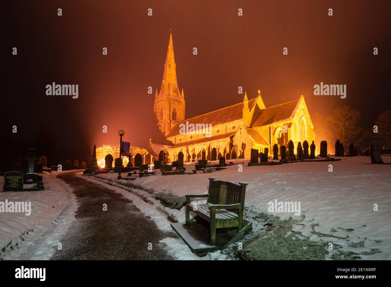 St. Peter's Church, Belmont, Lancashire, England, Großbritannien. Kirche von England, Bistum von Manchester. Kirchengelände beleuchtet in der Nacht im Schnee Stockfoto