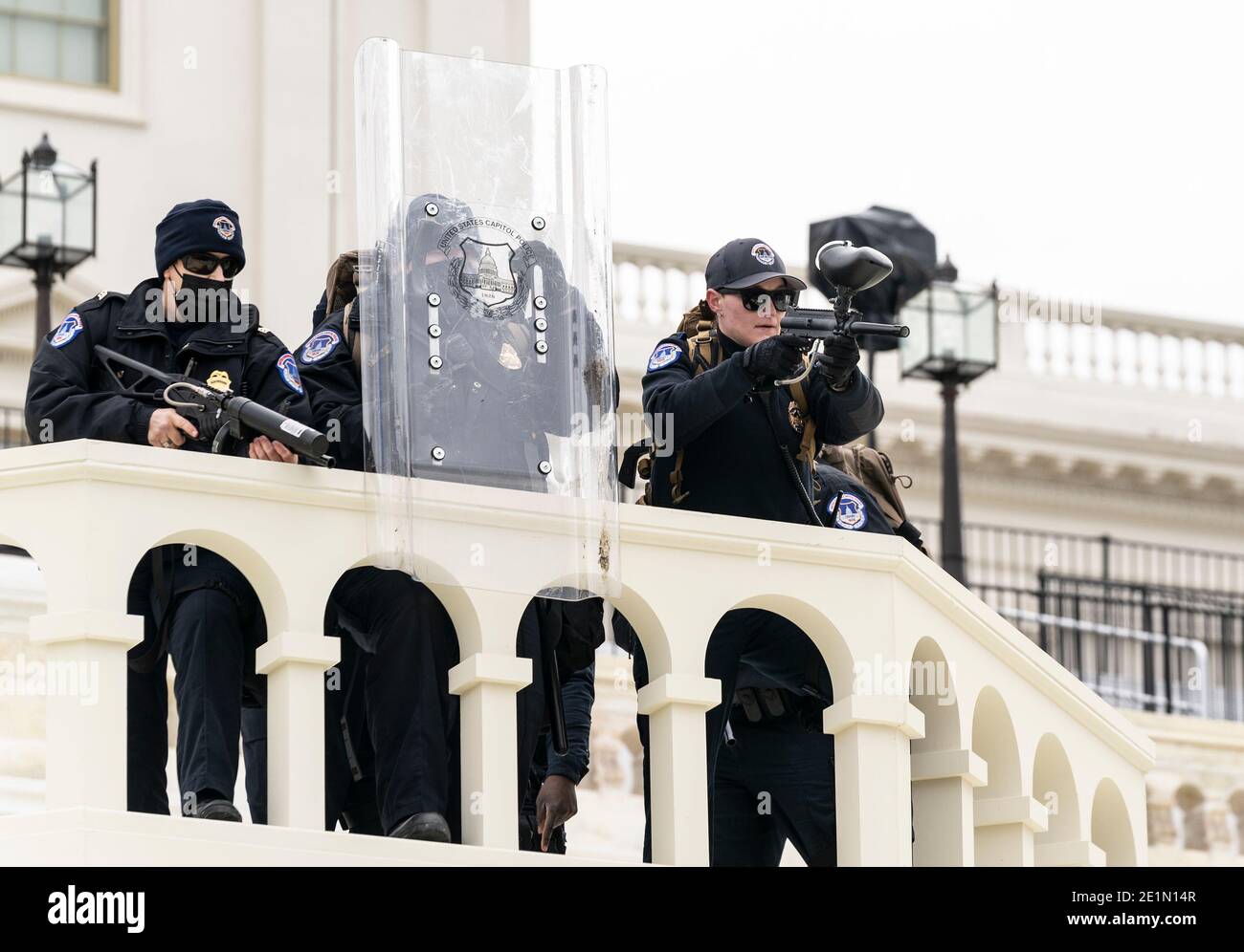 Washington Dc, Usa. Januar 2021. Die Polizei sah, wie sie sich darauf vorbereitete, ein Pfefferspray-Kugelgewehr gegen Pro-Trump-Demonstranten zu schießen, als sie versuchten, das Kapitolgebäude zu betreten. Die illegale Invasion des Capitol-Gebäudes führte zu vier Todesfällen von Demonstranten, 50 Polizisten wurden verletzt und viel Eigentum beschädigt. (Foto von Lev Radin/Pacific Press) Quelle: Pacific Press Media Production Corp./Alamy Live News Stockfoto