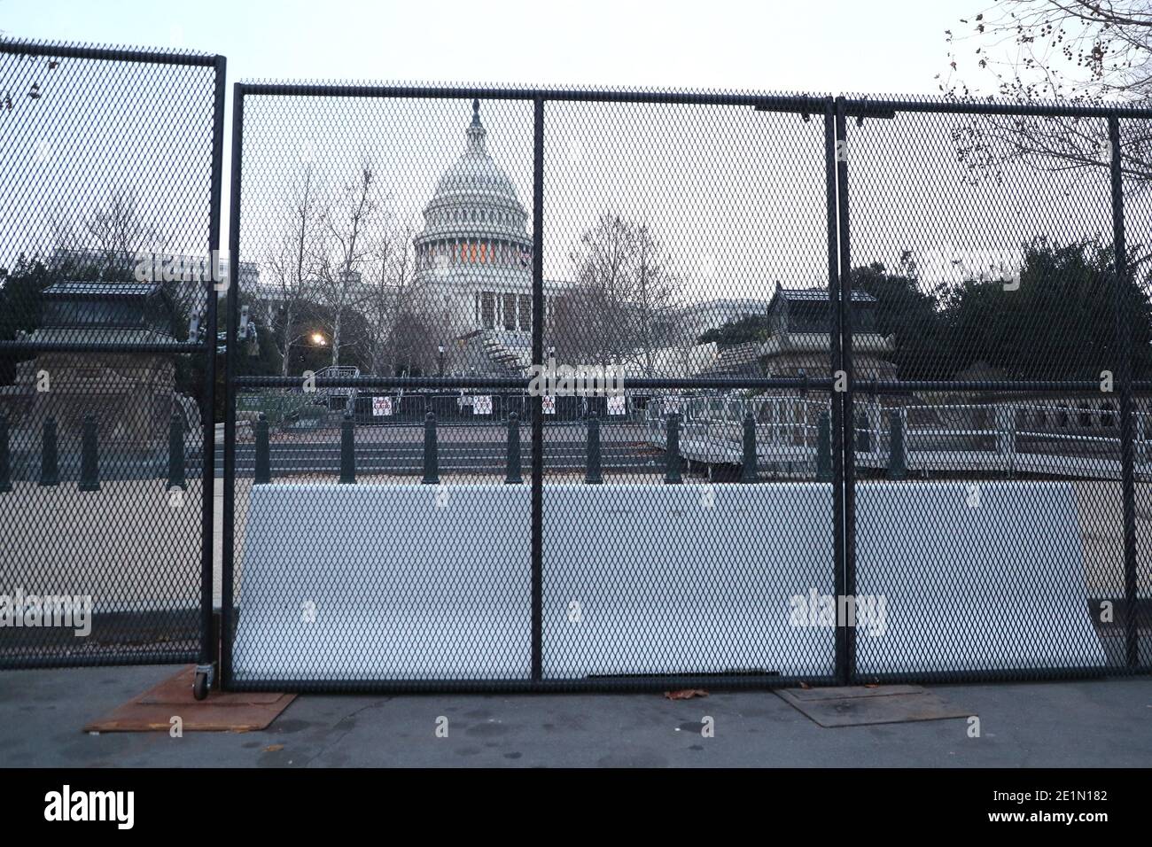 WASHINGTON, D.C. - 8. JANUAR: Polizei und Nationalgarde wachen über dem Kapitolgebäude der Vereinigten Staaten, das jetzt komplett mit nicht skalierbaren Zäunen und Betonbarrieren steht, um den Wiedereintritt in das Gebäude zu verhindern, nachdem ein Mob von Donald Trump-Anhängern 2 Tage zuvor das US-Kapitolgebäude stürmte. Washington, D.C. am 8. Januar 2021. Quelle: Mpi34/MediaPunch Stockfoto