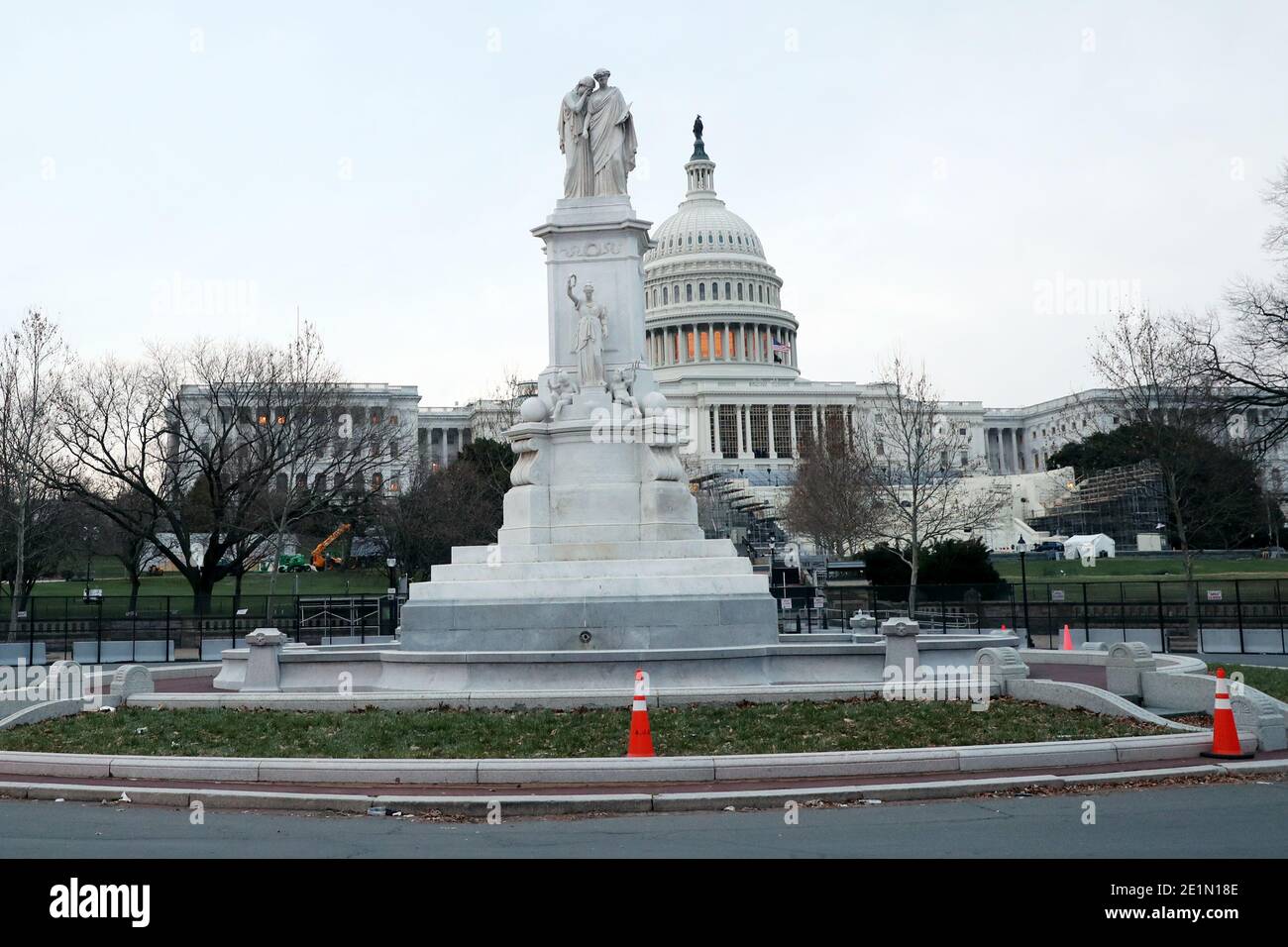 WASHINGTON, D.C. - 8. JANUAR: Blick auf das Friedensdenkmal wie das Kapitolgebäude der Vereinigten Staaten steht jetzt komplett mit nicht-skalierbaren Zäunen und Betonbarrieren, um den Wiedereintritt in das Gebäude zu verhindern, nachdem ein Mob von Donald Trump-Anhängern das US-Kapitol 2 Tage zuvor stürmte. Washington, D.C. am 8. Januar 2021. Quelle: Mpi34/MediaPunch Stockfoto