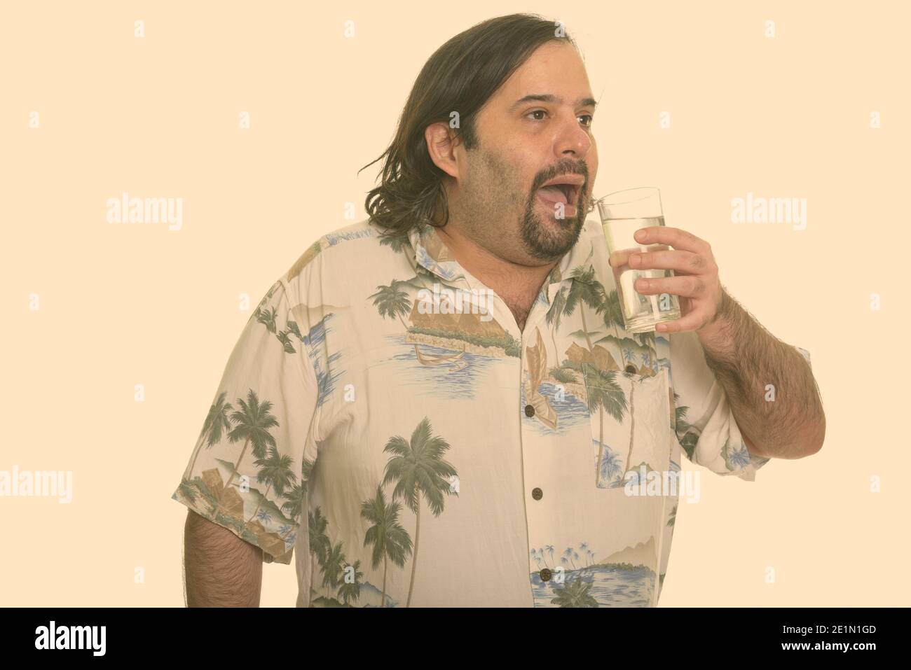 Fat kaukasischen Mann trinken Glas Wasser weg schauen Stockfoto