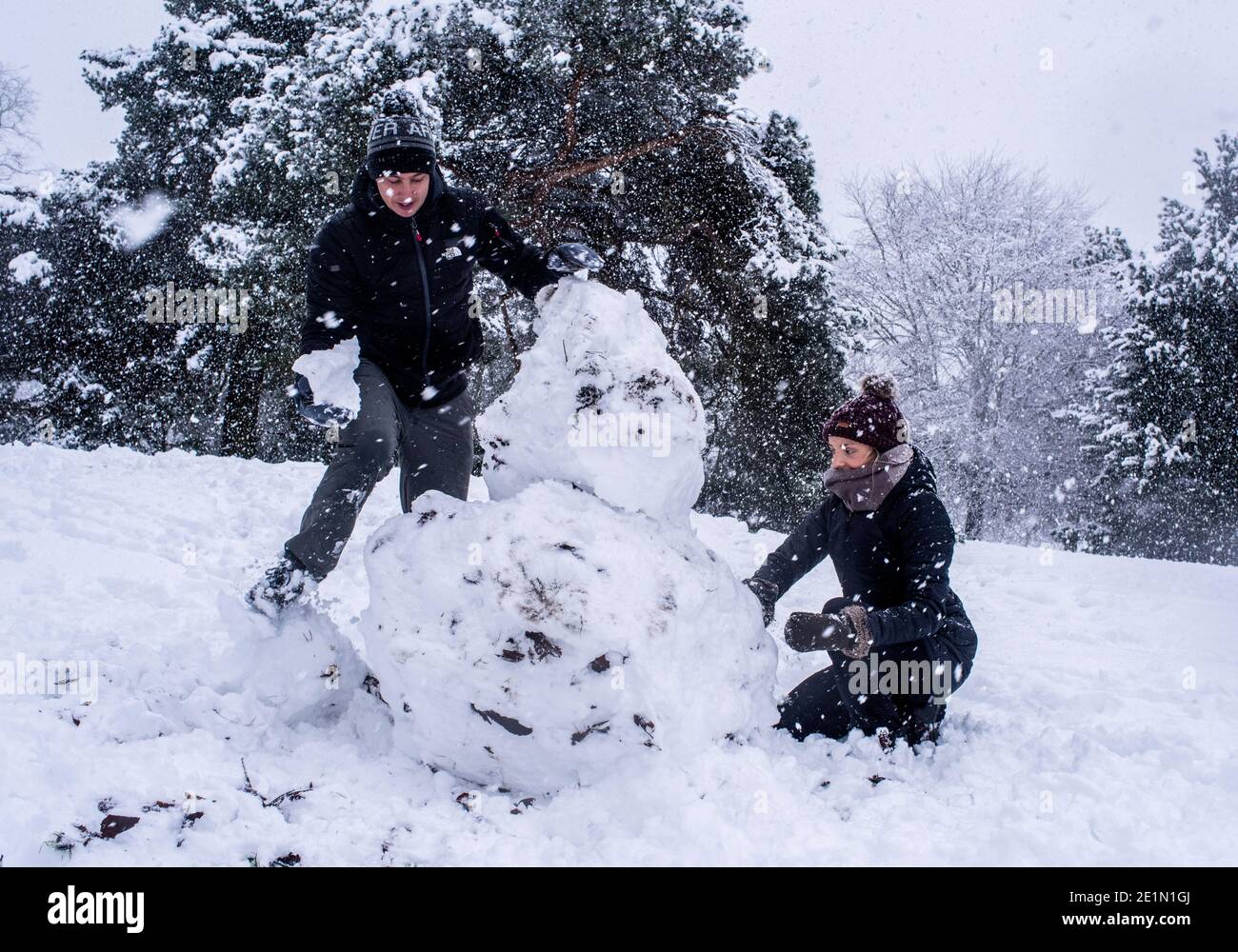 Harrogate, Großbritannien. Januar 2021. Die Menschen waren heute im schweren Schnee in den Valley Gardens. Kredit: ernesto rogata/Alamy Live Nachrichten Stockfoto