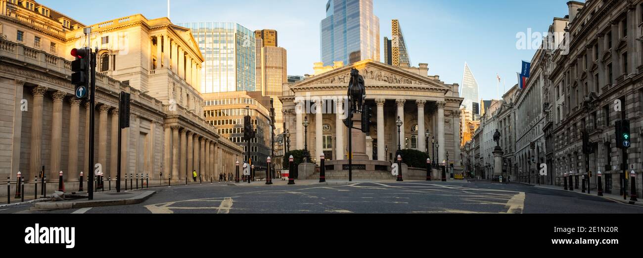 London - Januar 2021: Panoramablick auf die Bank of England und das Royal Exchange Gebäude in der City of London Stockfoto