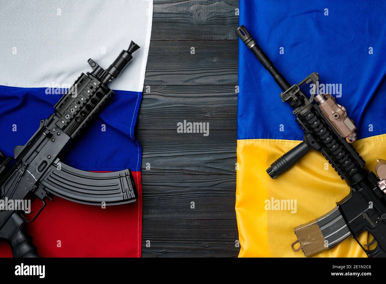 Flaggen Russlands und der Ukraine mit Waffengewehren Stockfoto
