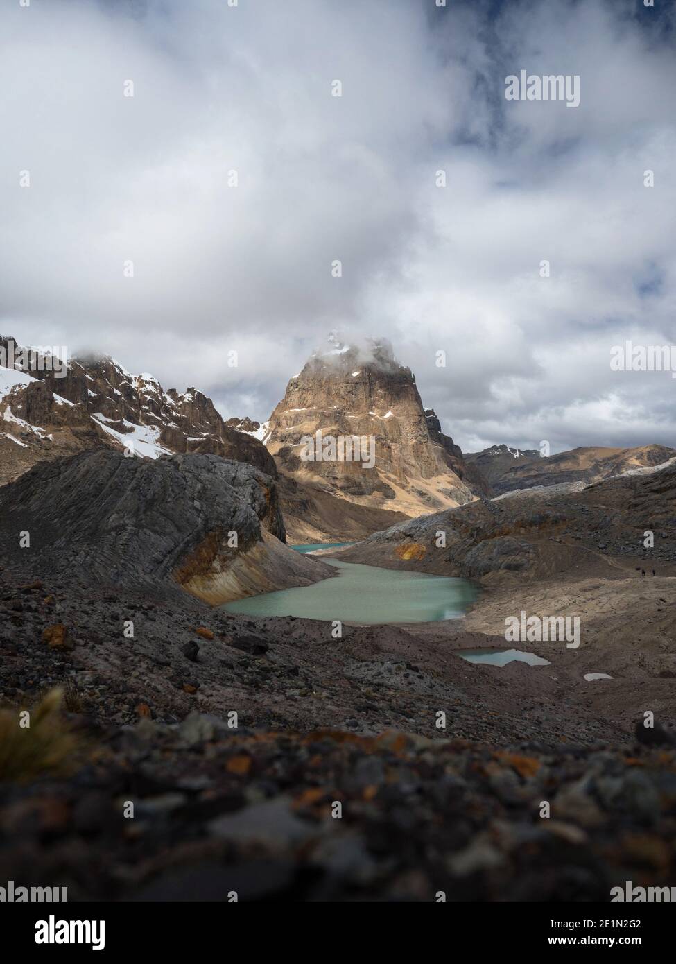 Panoramablick auf die türkisfarbene Cordillera Huayhuash Circuit andes Alpine Mountain see Paso del Trapecio Camping Elefante Huanuco Ancash Peru Süd Latein Stockfoto