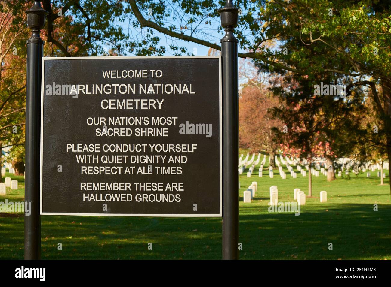 Ein Metallschild mit Friedhofregeln über Ruhe, Respekt und würde. Auf dem Arlington National Cemetery in der Nähe von Washington DC. Stockfoto