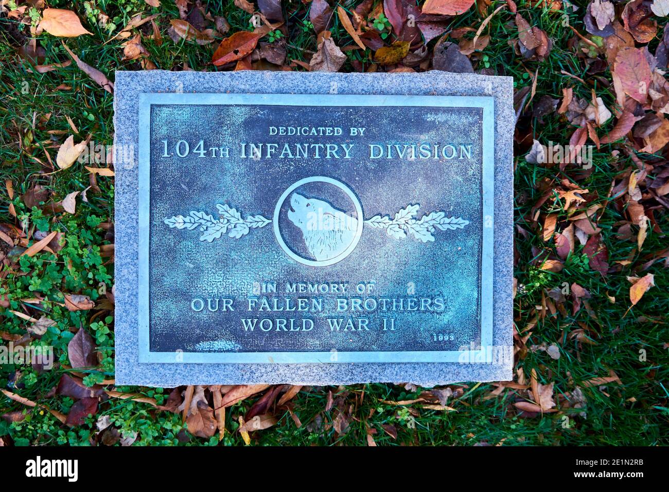 Die Gedenktafel für die 104. Infanterie-Division mit Wolf-Symbol. Auf dem Arlington National Cemetery in der Nähe von Washington DC. Stockfoto