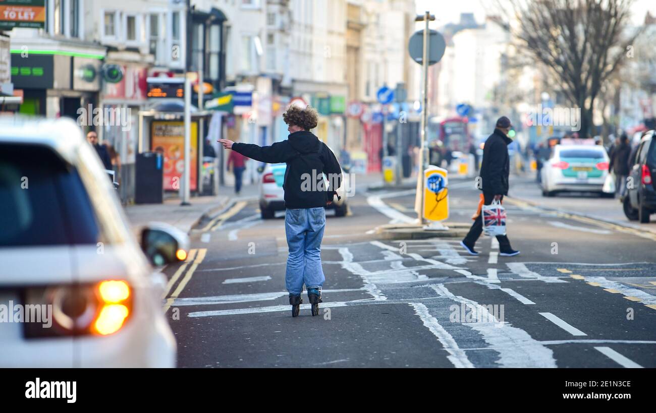 Brighton UK 8. Januar 2021 - EIN Rollerblader in der Western Road Brighton als Coronavirus COVID-19 Lockdown-Restriktionen weiter in England : Credit Simon Dack / Alamy Live News Stockfoto