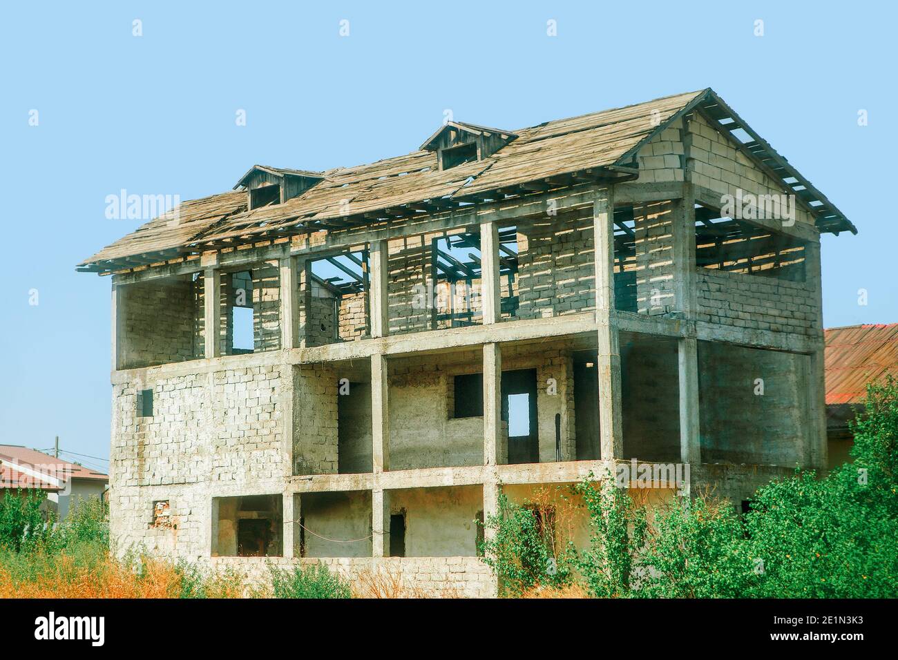 Unfertiges Haus auf dem Land . Unvollendetes und verlassenes Haus Stockfoto