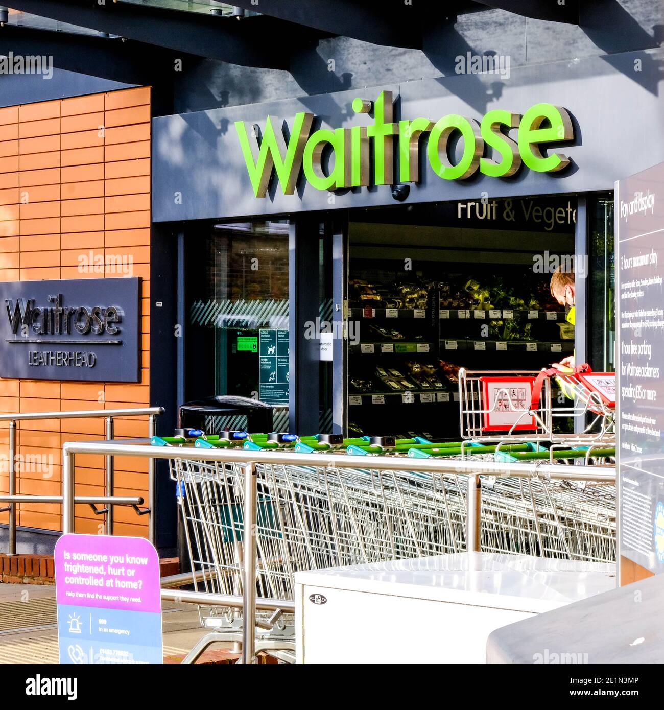 London UK, Januar 08 2021, Offene Eingangstüren zu EINEM John Lewis Waitrose Supermarkt mit Kunden-Shopping Trollys Parked draußen Stockfoto