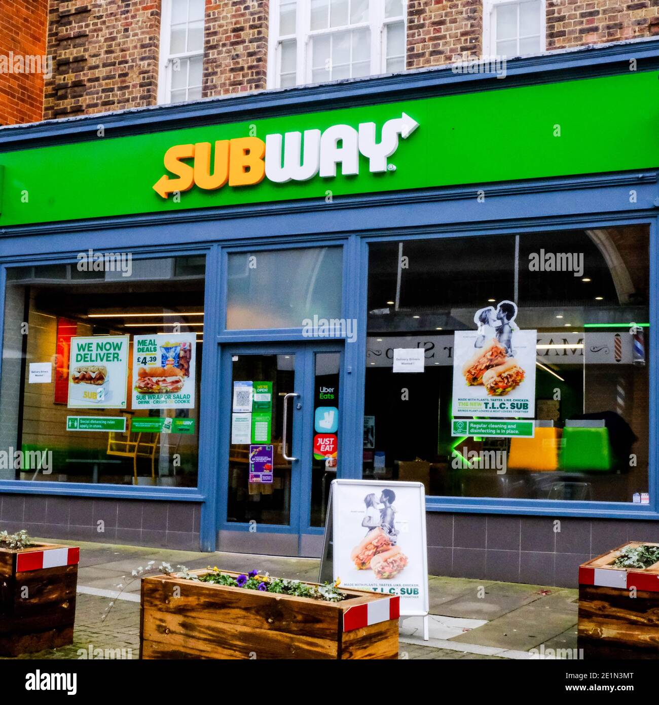 London Großbritannien, Januar 08 2021, Subway High Street Fast Food Takeaway Shop Front with No People during Covisd-19 Lockdown, Open for Takeout Food only Stockfoto