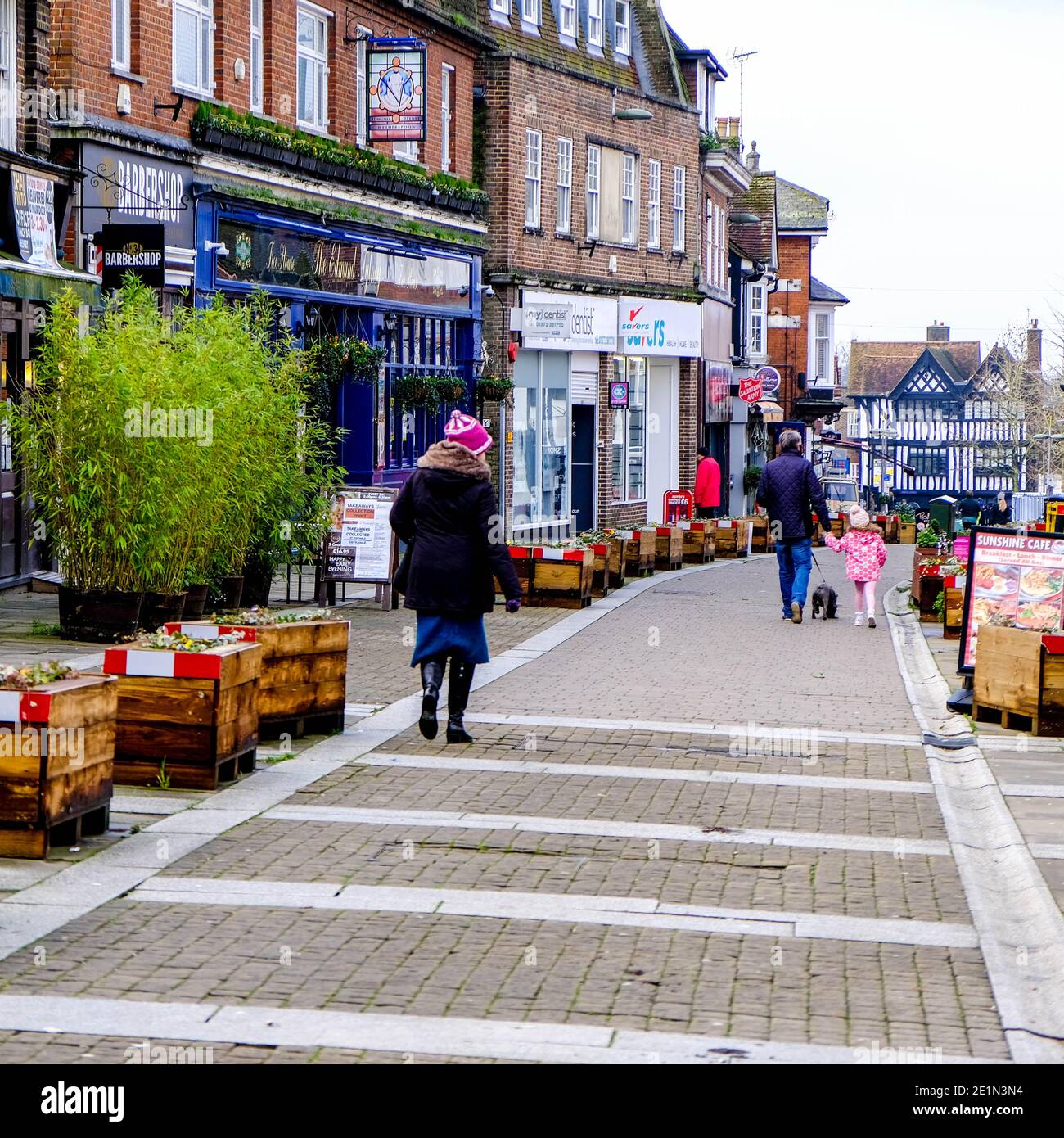 London UK, Januar 08 2021, Vater und Tochter gehen ihren Hund entlang einer leeren High Street während der Covid-19 Lockdown Stockfoto