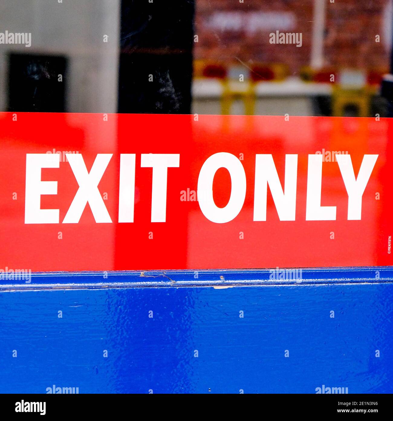 London, Großbritannien, Januar 08 2021, kräftiges rotes Ausstiegsschild an EINER blauen Tür ohne Personen Stockfoto