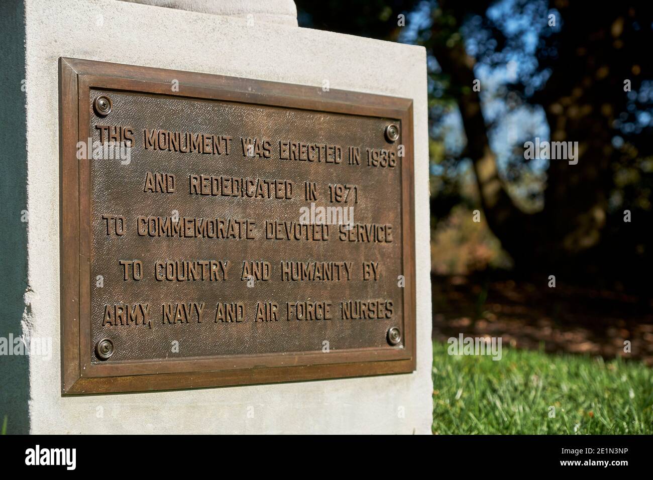 Die Gedenktafel erinnert an die Krankenschwestern, die in der Armee, der Marine und der Luftwaffe dienen. Auf dem Arlington National Cemetery in der Nähe von Washington DC. Stockfoto