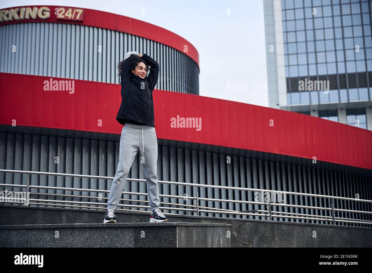 Die Sportsperson bedeckt ihren Kopf von oben Stockfoto