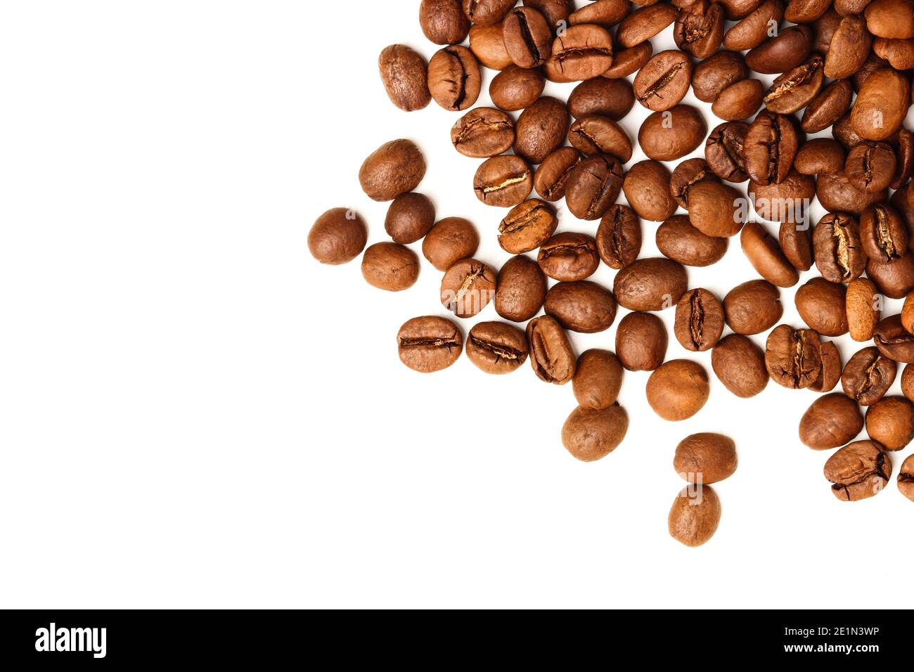 Kaffeebohnen in Bulk auf weißem Hintergrund. Blick von oben Stockfoto
