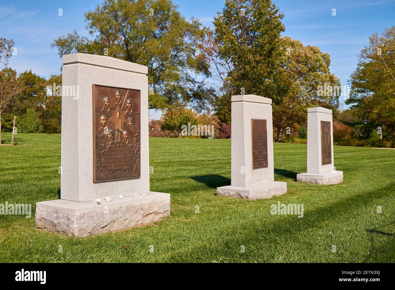 Gedenktafeln für das Raumfähnchen Columbia, Challenger-Unfälle und den Geiselunfall im Iran. Auf dem Arlington National Cemetery in der Nähe von Washington DC Stockfoto