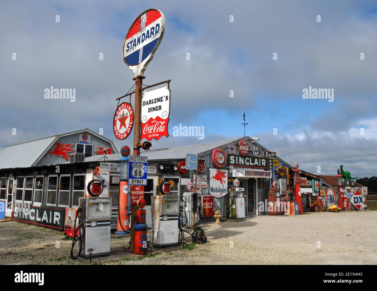 Antike Erinnerungsstücke an die Tankstelle in Bob's Gasoline Alley, an der Route 66 in der Nähe von Cuba, Missouri. Die Straßenattraktion wurde 2020 geschlossen. Stockfoto