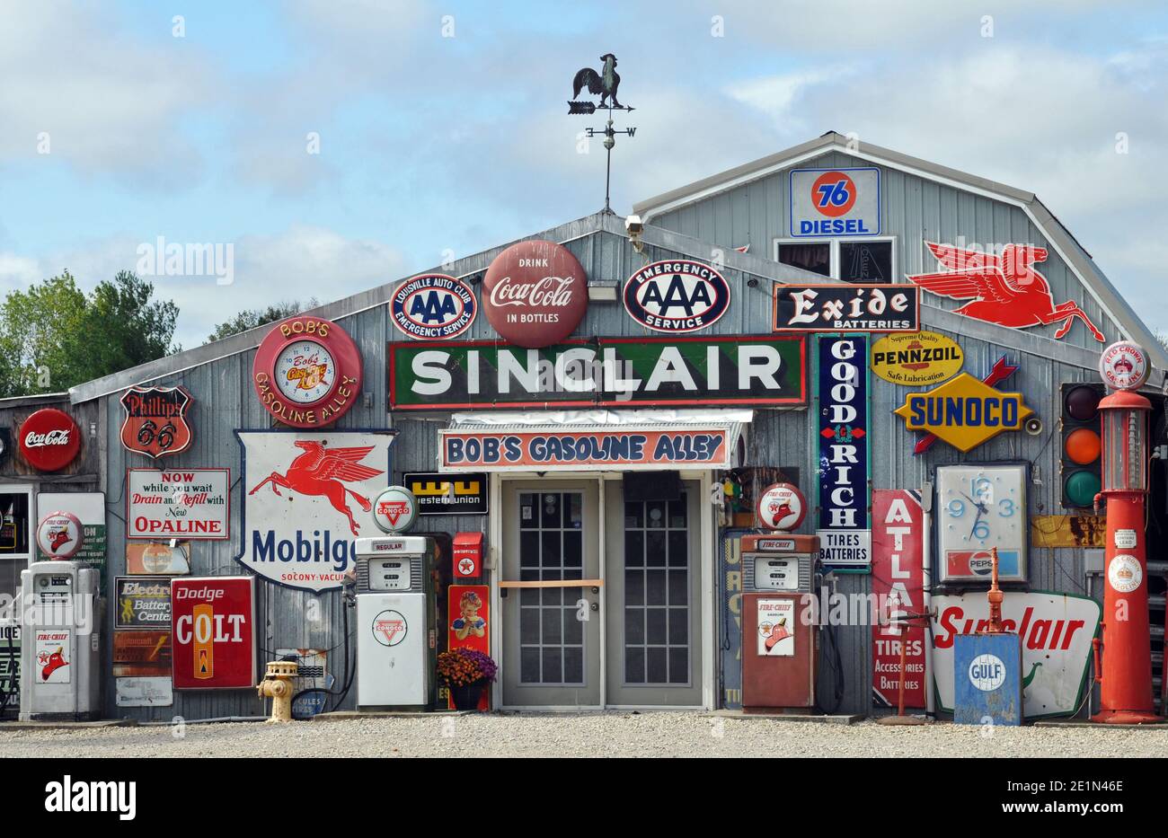Antike Erinnerungsstücke an die Tankstelle in Bob's Gasoline Alley, an der Route 66 in der Nähe von Cuba, Missouri. Die Straßenattraktion wurde 2020 geschlossen. Stockfoto