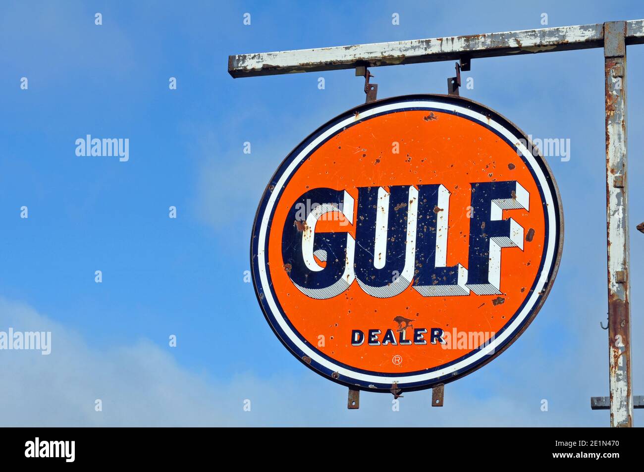 Ein antikes Gulf Benzin Schild wird in der Nähe von Cuba, Missouri angezeigt. Stockfoto