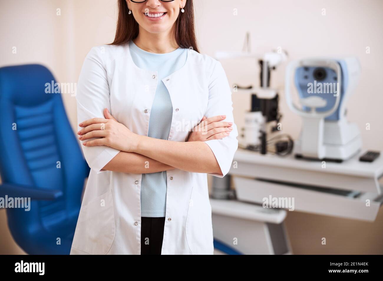 Medic faltet ihre Hände neben einer Augenuntersuchung Ausrüstung Stockfoto