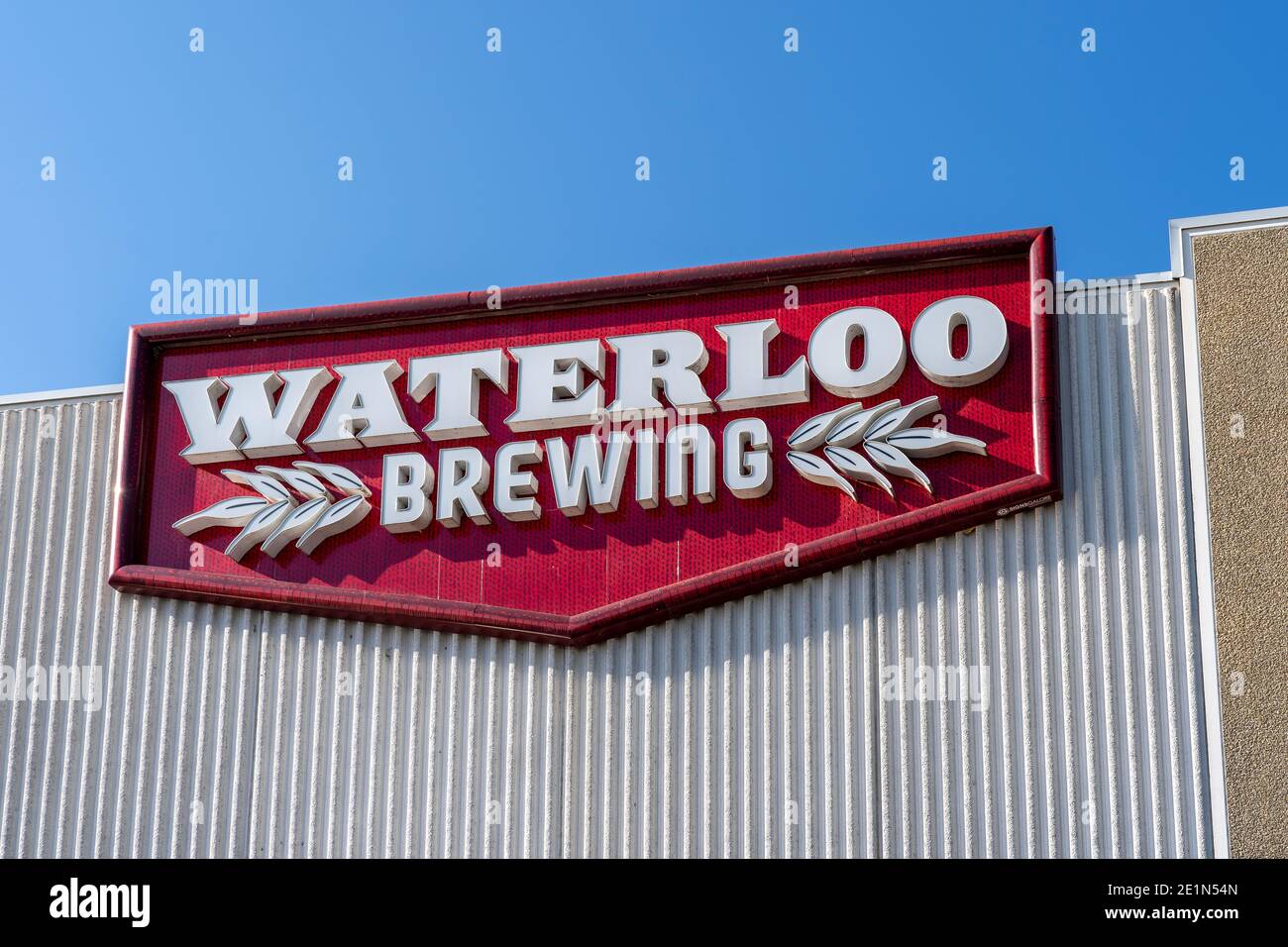 Waterloo, ON, Kanada - 17. Oktober 2020: Waterloo Brewing-Schild wird in Waterloo, Ontario, Kanada, gesehen. Stockfoto