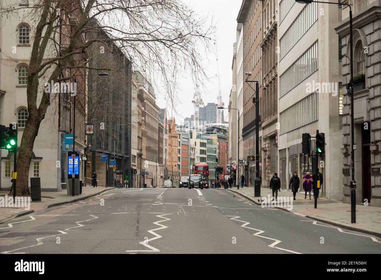 London - High Holborn, eine Wahrzeichen Stadt von London Straße leer wegen der Covid 19 Sperre Stockfoto