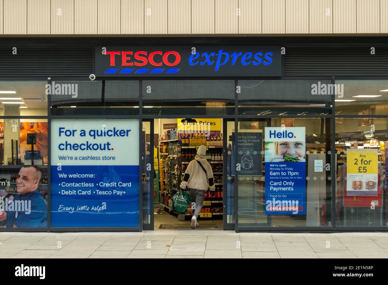 London - Tesco Express Store, eine lokale / Convenience-Filiale der großen britischen Supermarktkette Stockfoto