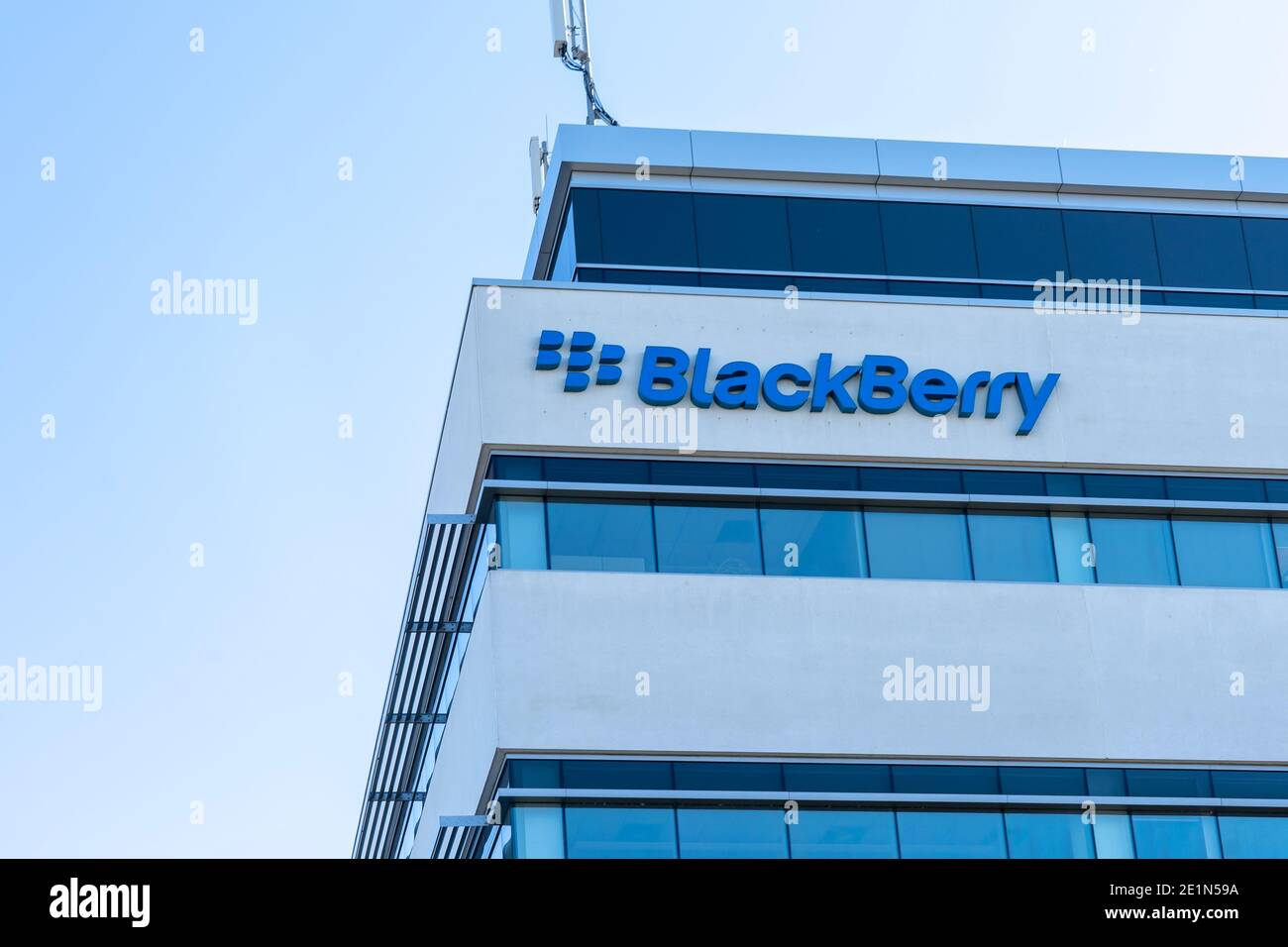 Waterloo, ON, Kanada - 17. Oktober 2020: BlackBerry-Zeichen auf ihrem Hauptquartier Gebäude wird in Waterloo, Ontario, Kanada gesehen. Stockfoto