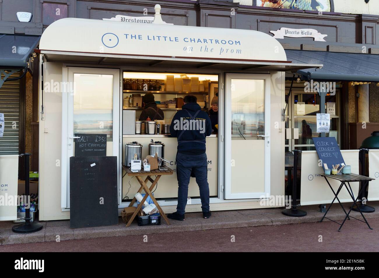 Portobello, Schottland, Großbritannien. Januar 2021. Die Öffentlichkeit zieht am Freitagnachmittag zur Promenade von Portobello, da die Krankenhäuser mit neuen Fällen von Covid-19 auffüllen, und erste Ministerin Nicola Sturgeon erklärt, dass eine noch strengere Sperre in Schottland notwendig sein könnte. Sehr wenig soziale Distanzierung in Evidenz und Cafés bleiben offen für Essen und Getränke zum Mitnehmen. Der Little Chartroom im Café Prom ist derzeit geöffnet, wird aber gezwungen, zu schließen, wenn eine strengere Sperre durchgesetzt wird. Iain Masterton/Alamy Live News Stockfoto