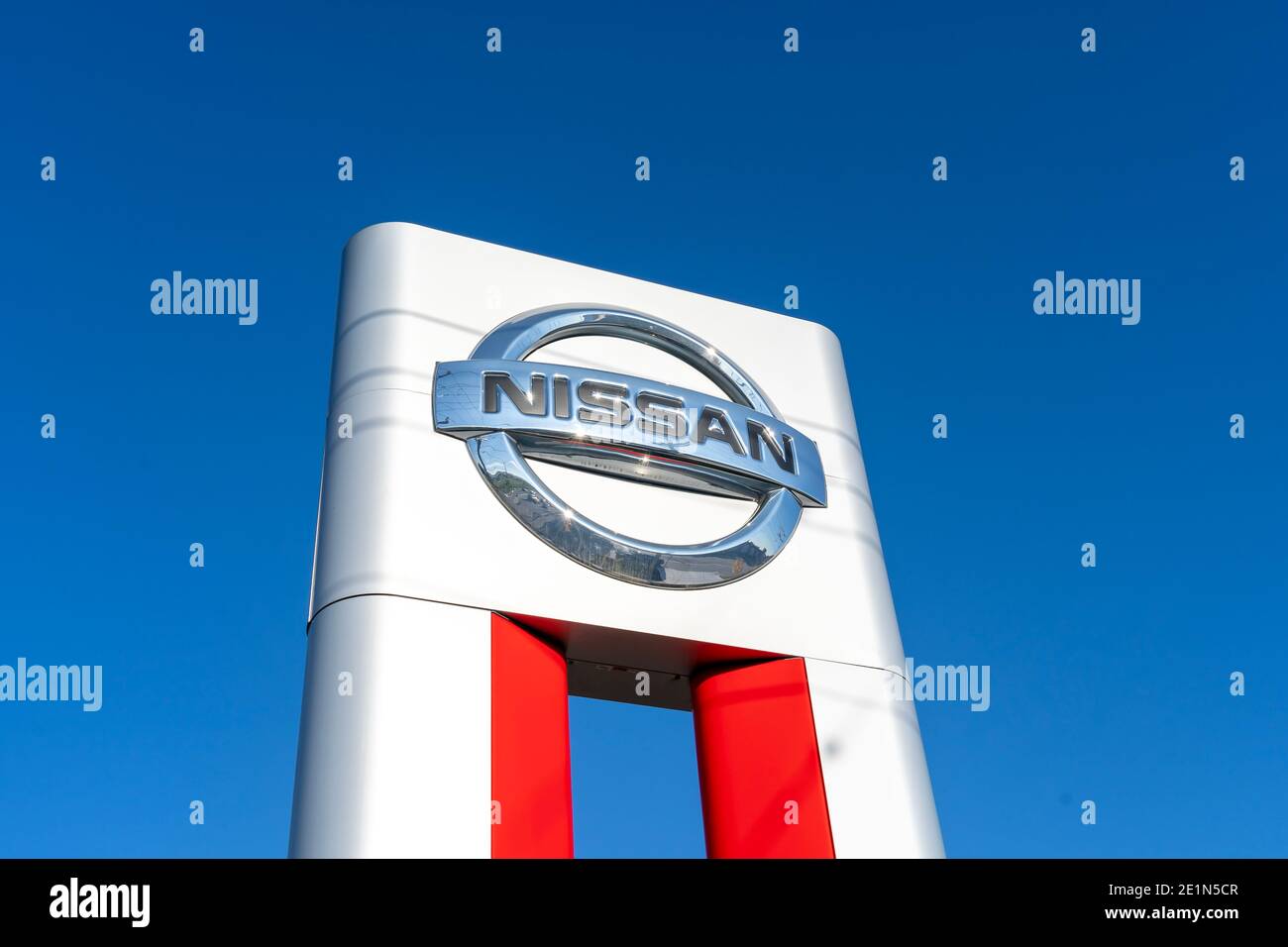 Waterloo, Ontario, Kanada – 17. Oktober 2020: Ein Nissan-Pylonschild mit blauem Himmel vor einem Autohändler in Waterloo, Ontario, Kanada. Stockfoto