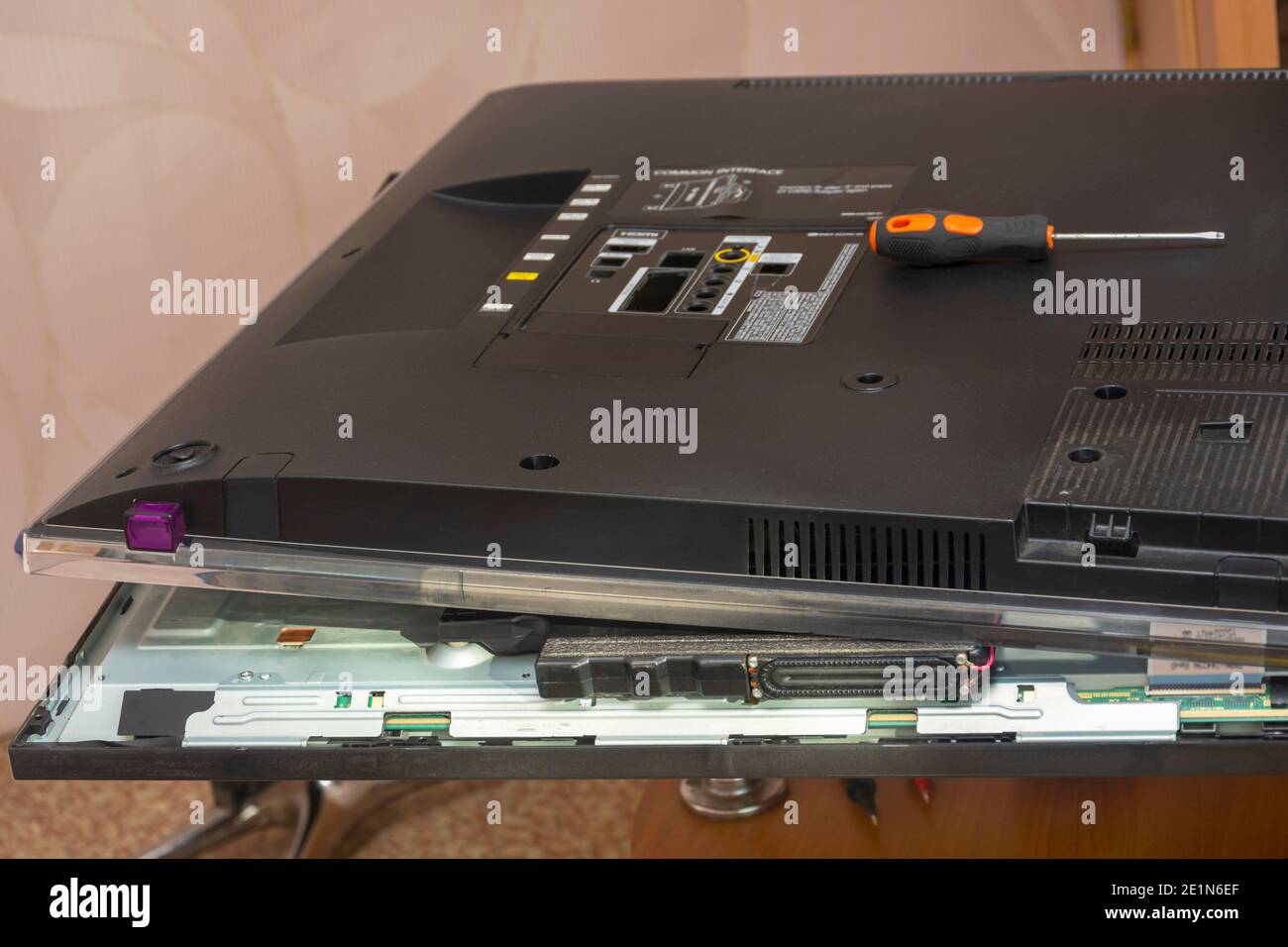 LCD-TV-Reparatur, Service-Center. Rückseitige Abdeckung des Monitors entfernt. Nahaufnahme, selektiver Fokus. Stockfoto